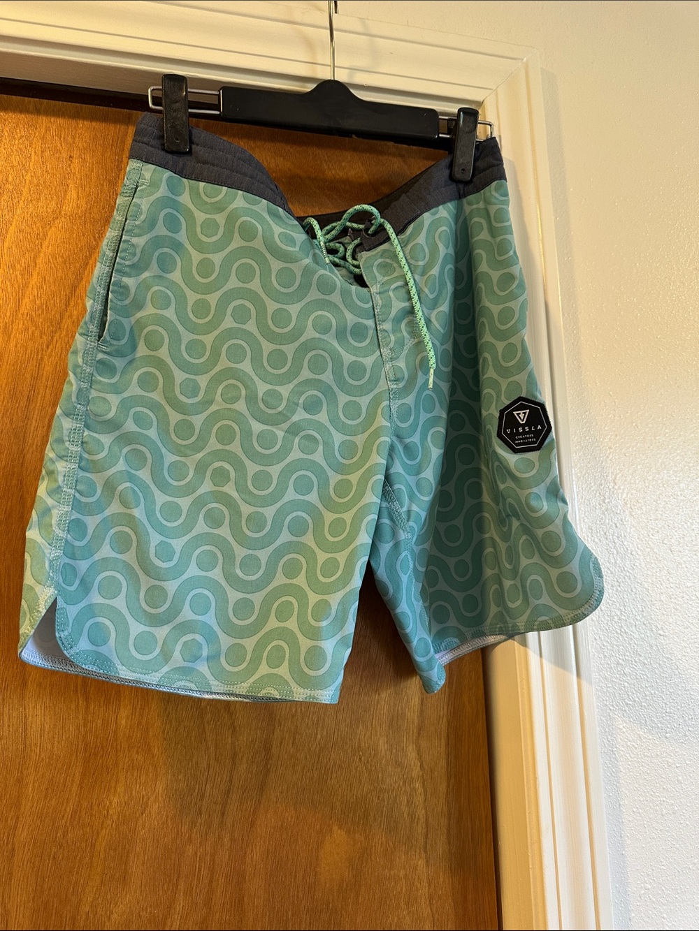 VISSLA Men's Teal Wave Print Boardshorts